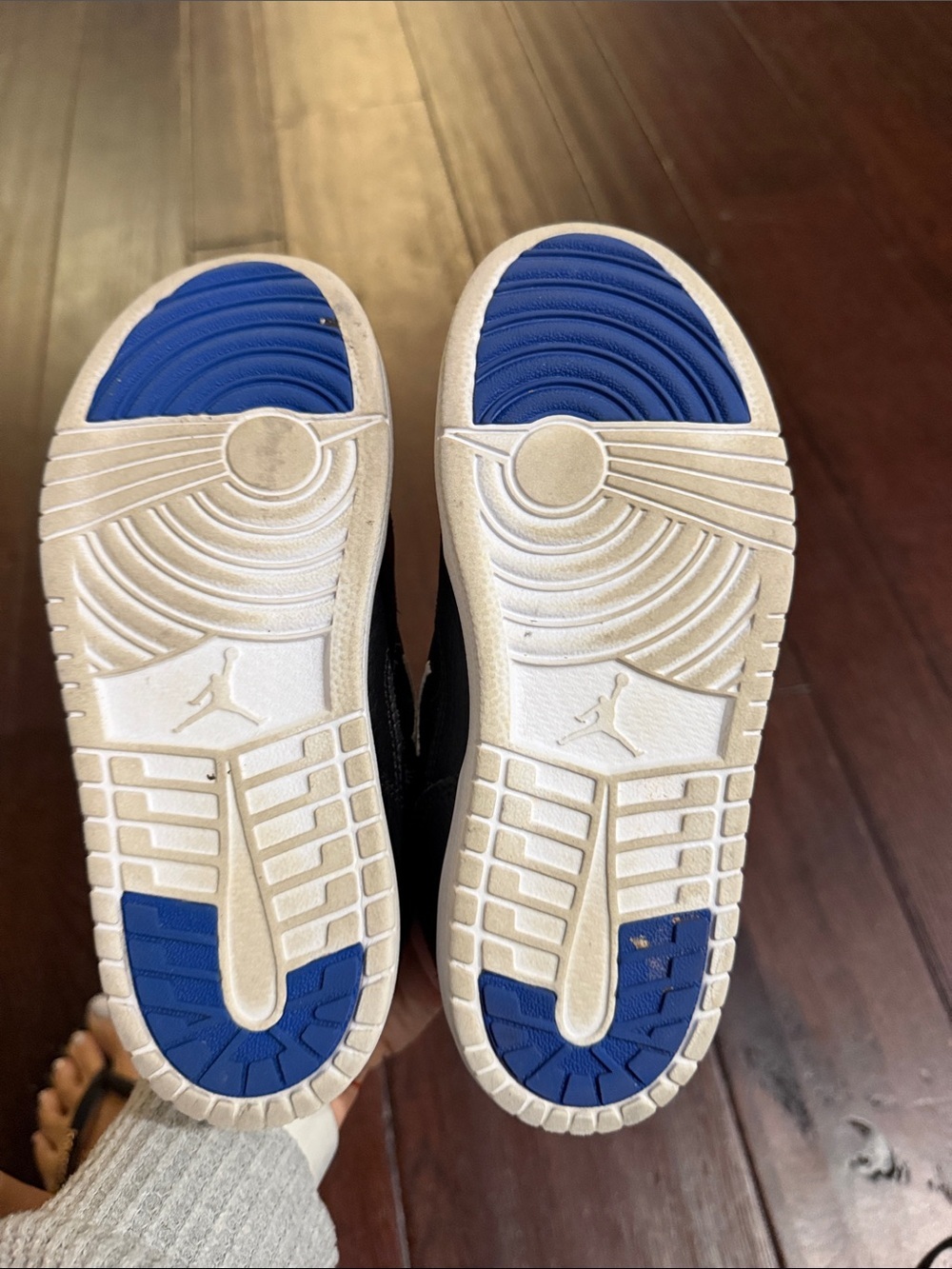 Jordan Kids Low-Top Sneakers in Black and Blue - Picture 4 of 5